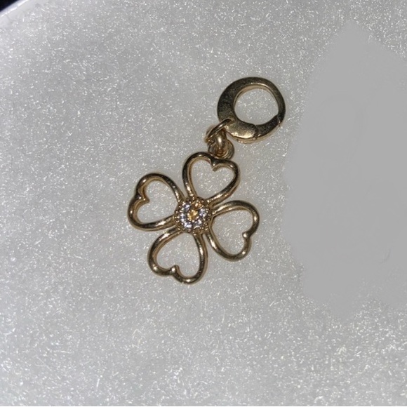Fossil clover charm - Picture 2 of 15